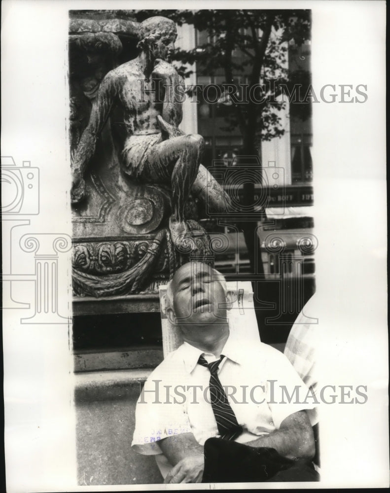 1962 Press Photo New York Man naps in New York Park - nera05796 - Historic Images