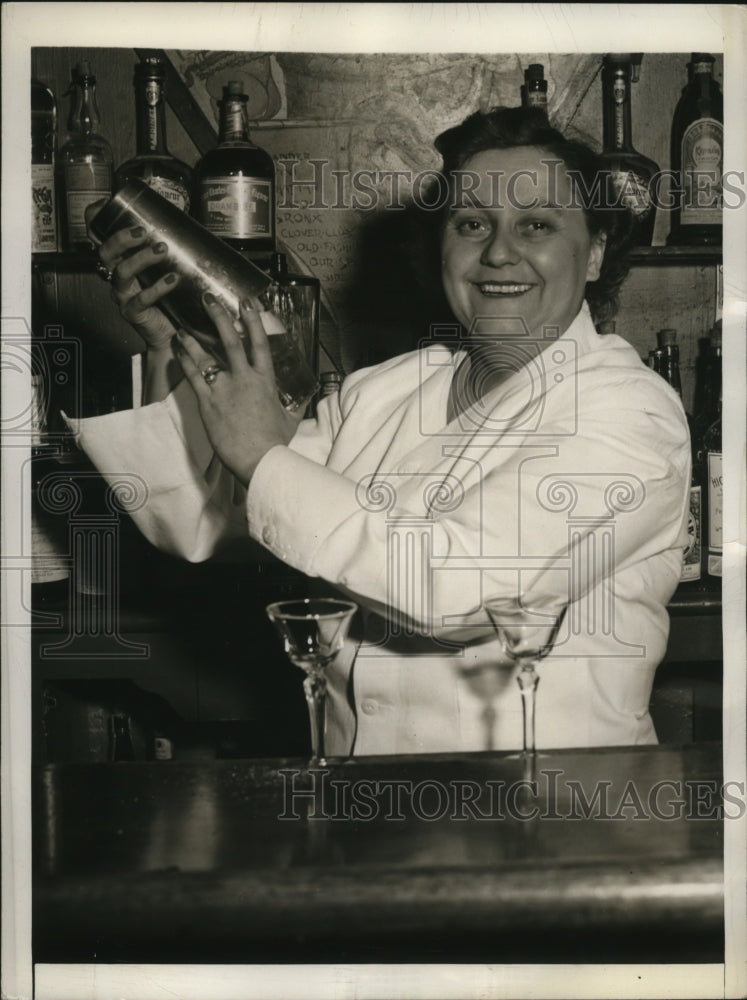 1943 Press Photo New York Nella Buccalari mixes a drink for customer - nera05851 - Historic Images