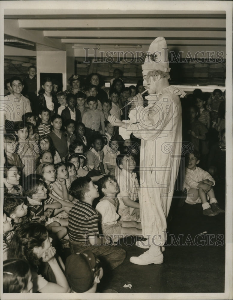 1939 Press Photo Clown Ernest Stebby performs for kids aboard the ship - Historic Images