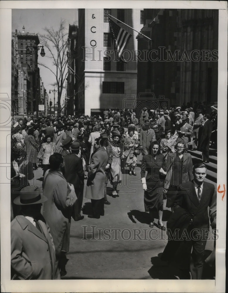 1949 Press Photo New York Crowds leave St Patricks Cathedral - nera06050 - Historic Images