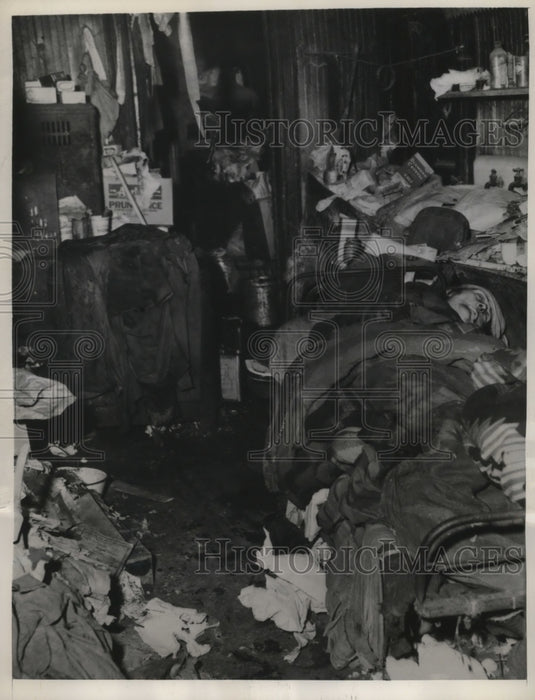 1948 Press Photo Body of Elsie Wolff in junk-filled home in New York City - Historic Images