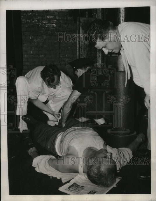 1946 Press Photo New York Herman Grietzer receives aid after falling - Historic Images