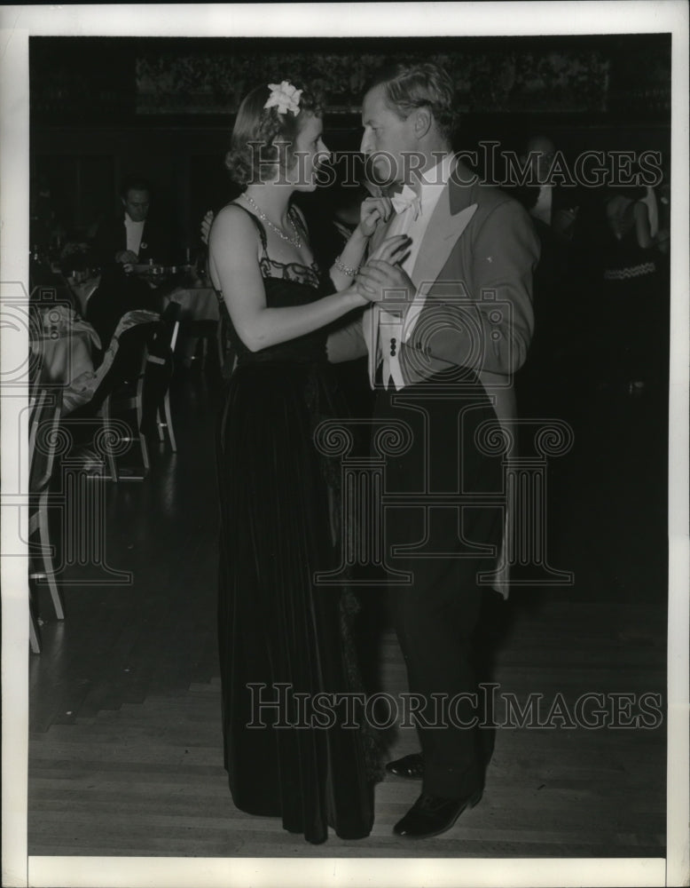 1941 Press Photo New York Mrs Allan Ryan dances with Gerard Smith - nera06226-Historic Images