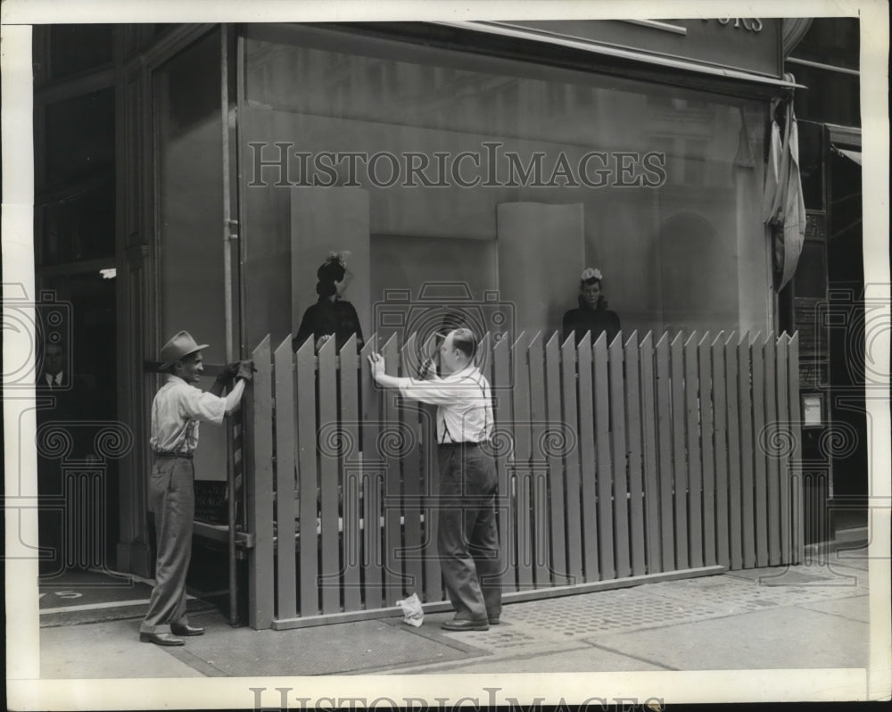 1942 Press Photo New York Fifth Avenue fur shop protected against parade - Historic Images