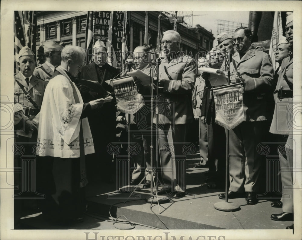 1943 Press Photo New York Rev Joseph Stedman conducts Good Friday service - Historic Images