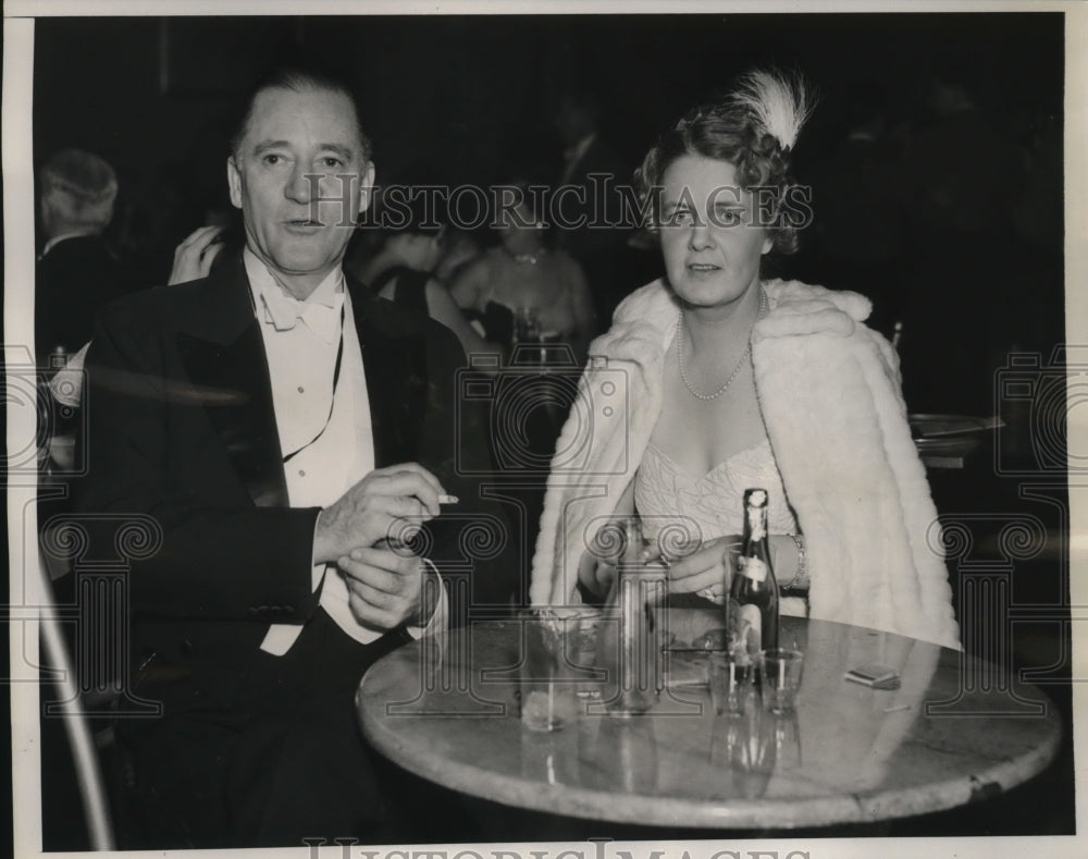 1937 Press Photo Mr and Mrs Frederick Tanner at Metropolitan Opera House in NYC - Historic Images