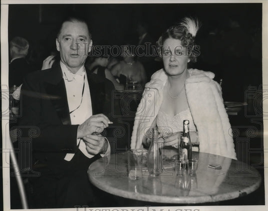 1937 Press Photo Mr and Mrs Frederick Tanner at Metropolitan Opera House in NYC - Historic Images