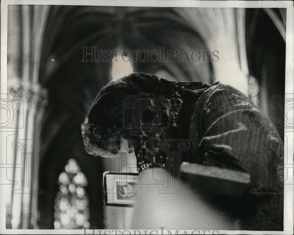 1968 Press Photo Woman prays during mass at St. Patrick&#39;s Cathedral in New York - Historic Images