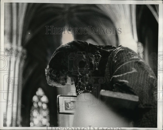 1968 Press Photo Woman prays during mass at St. Patrick's Cathedral in New York - Historic Images