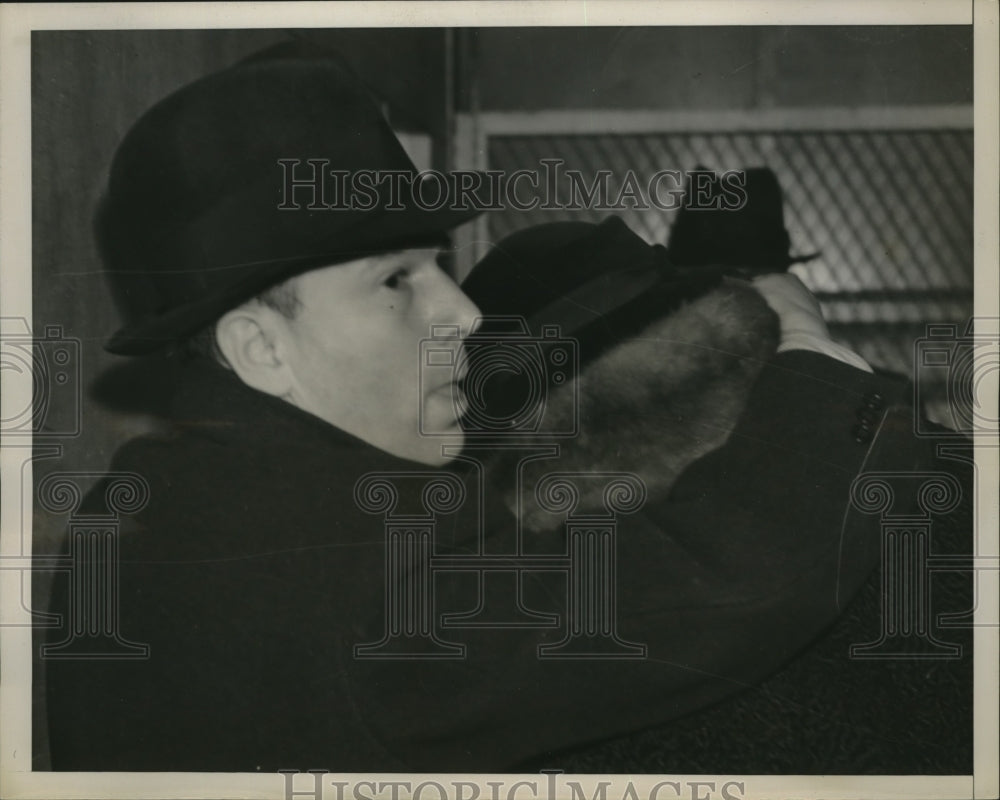 1938 Press Photo Ossis Firstenberg helps cover sisters face - Historic Images