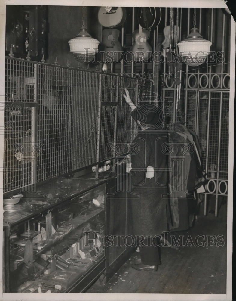 1938 Press Photo Inside of pawnshop where bandits shot and killed officer - Historic Images