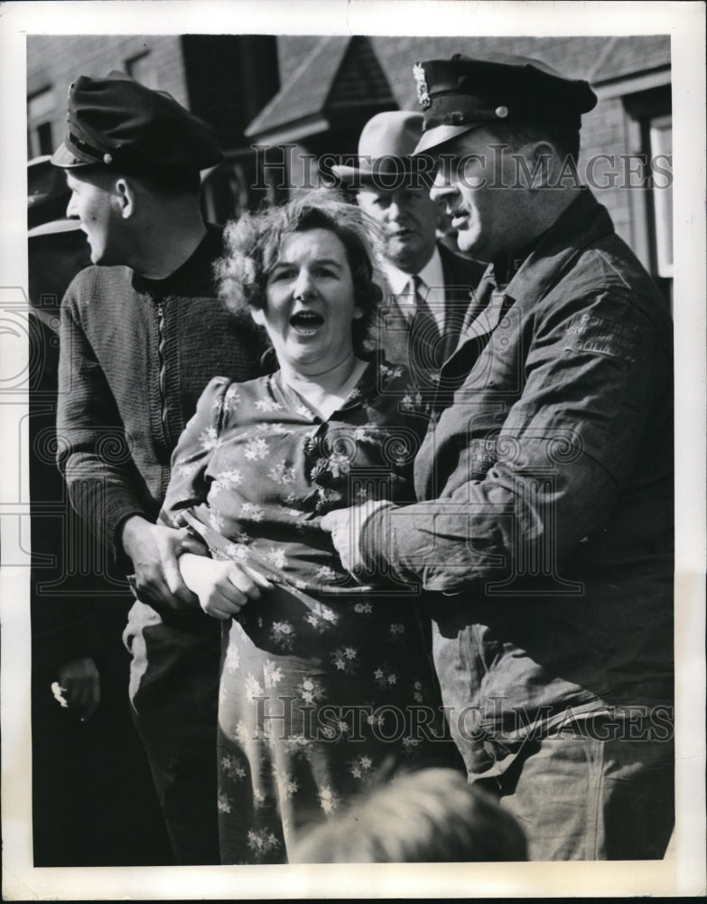 1942 Press Photo Brooklyn Edna Egbert led away from scene after jumping - Historic Images