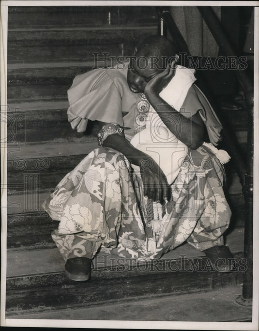 1939 Press Photo Member of cast of a play sleeps on steps before the opening - Historic Images