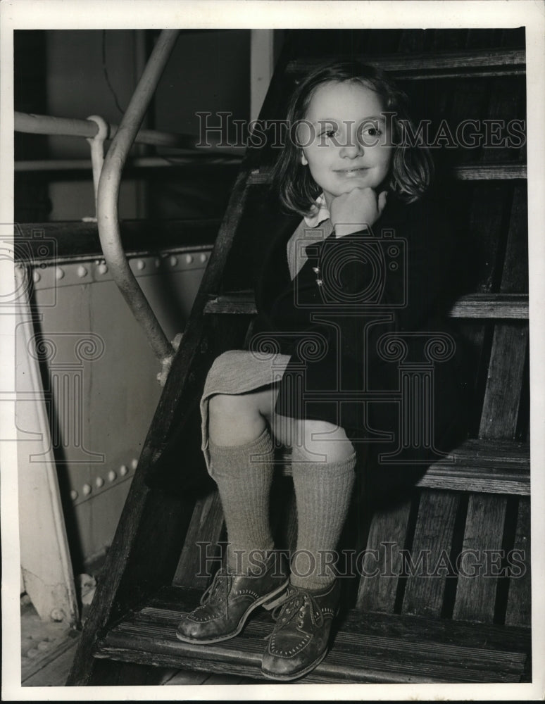 1941 Press Photo Marie Porges sails alone to New York from school in Switzerland - Historic Images