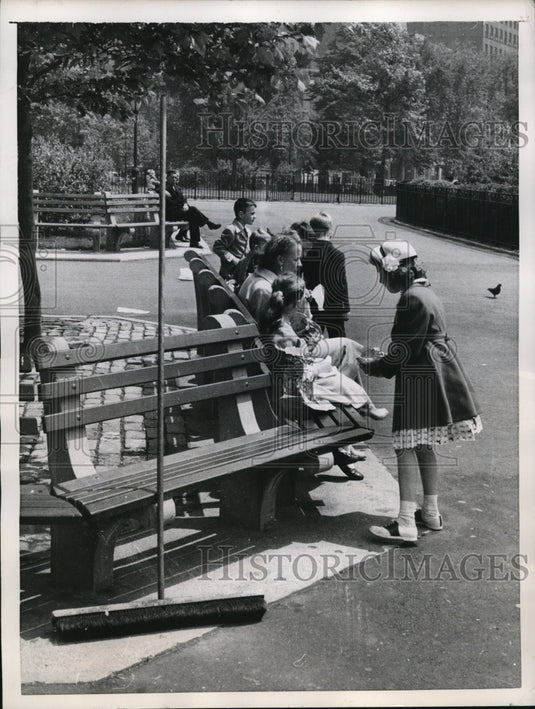 1957 Press Photo Broom sits on bench with picnickers in new York's Battery Park - Historic Images