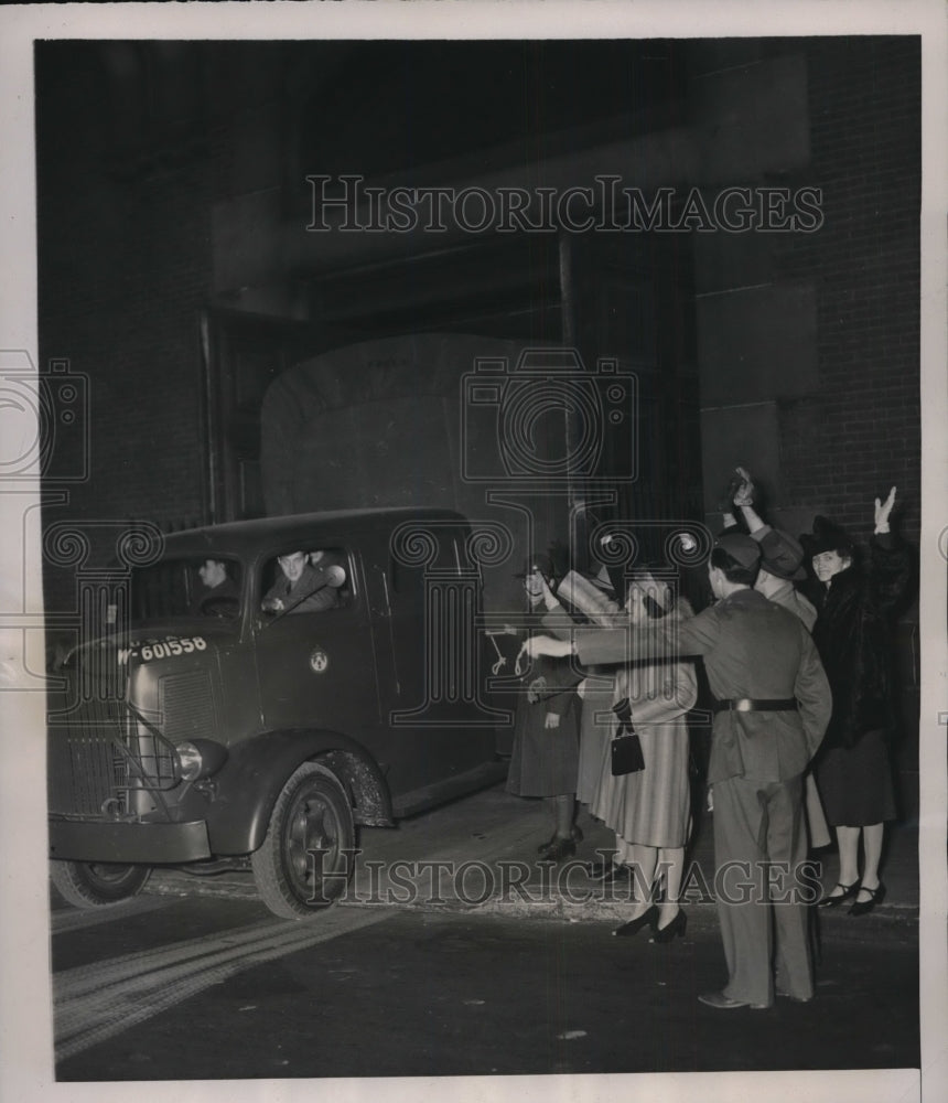 1941 Press Photo New York Advance guard of 207th Regiment leaves armory - Historic Images