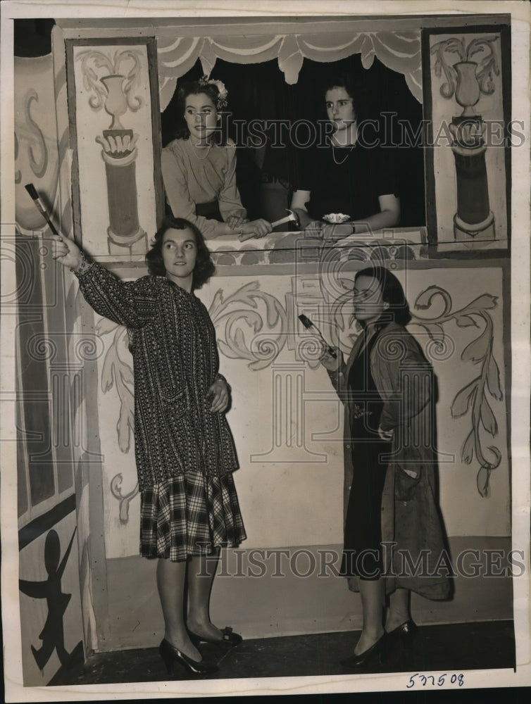 1940 Press Photo Women making scenery for Beaux Arts Diamond Ball in New York - Historic Images