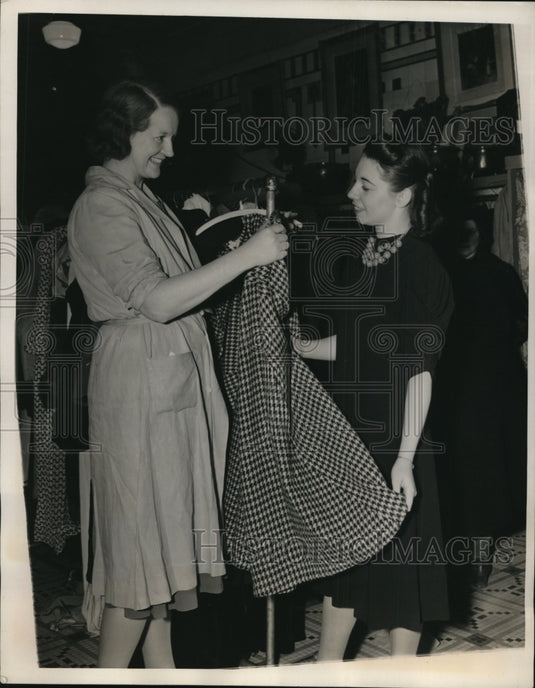 1940 Press Photo Women model and sell clothing for charity in New York City - Historic Images