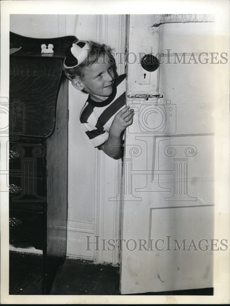 1941 Press Photo New York Johnny watches out for his mother - Historic Images