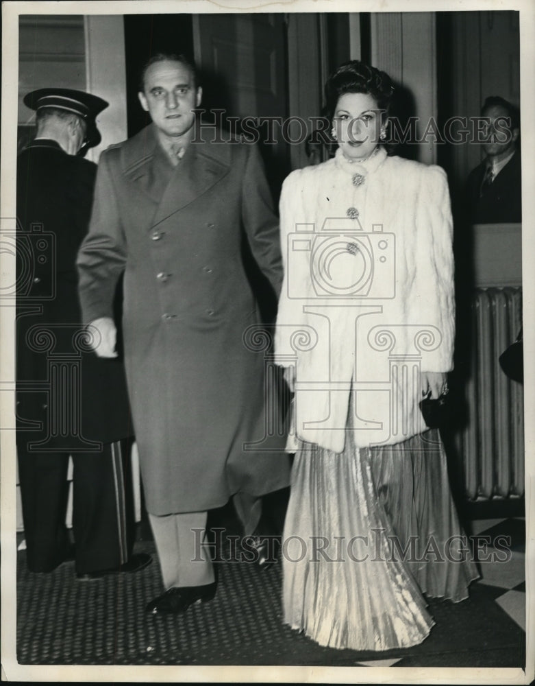 1942 Press Photo Major Edgar Garrisch and wife at Metropolitan Opera, New York - Historic Images