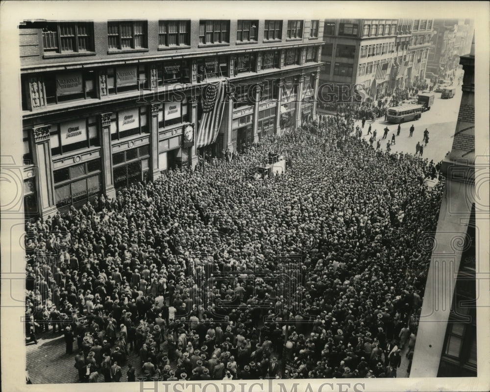 1945 Press Photo Workers in New York Garment District honor late Pres Roosevelt - Historic Images