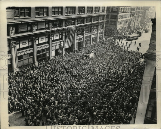 1945 Press Photo Workers in New York Garment District honor late Pres Roosevelt - Historic Images