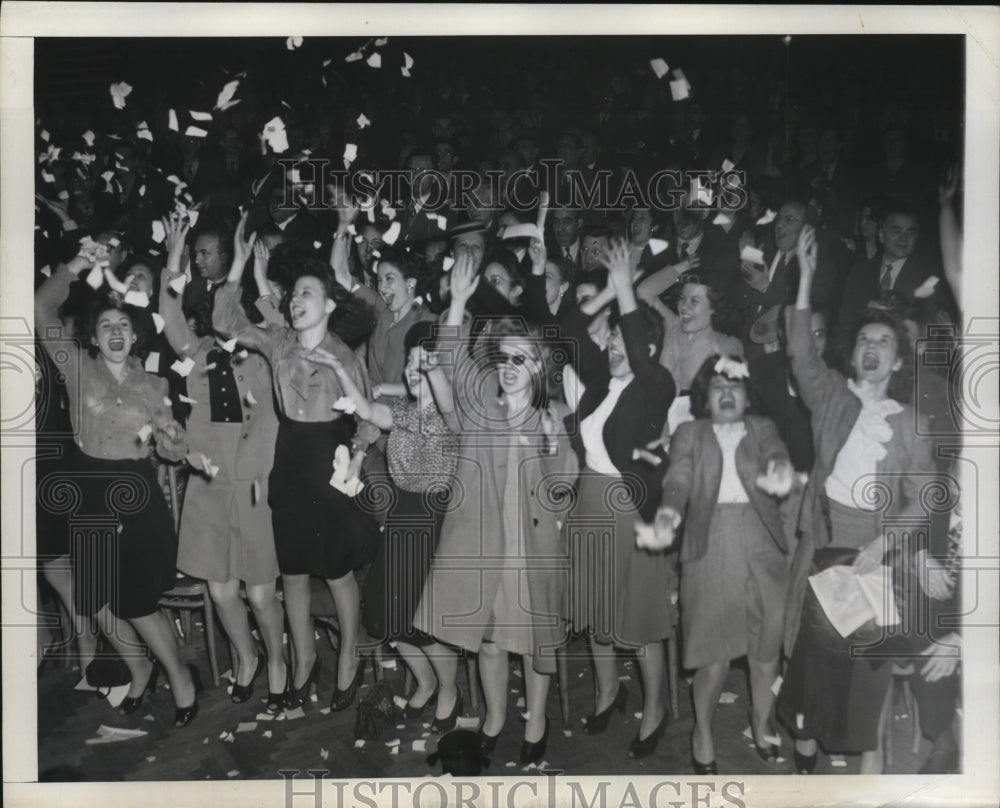 1945 Press Photo New York Western Union telegraph workers cheer call for strike - Historic Images