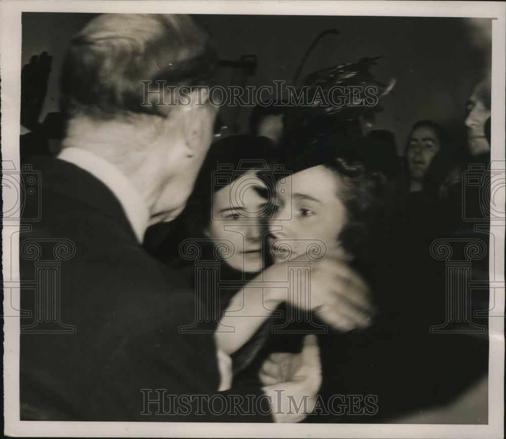 1940 Press Photo New York Relatives of Christian Front members at arraignment - Historic Images