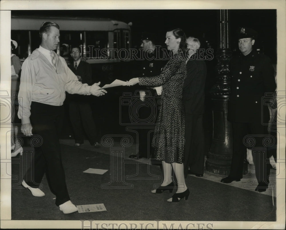 1941 Press Photo New York Beatrice Penton hands out leaflets - nera07433 - Historic Images