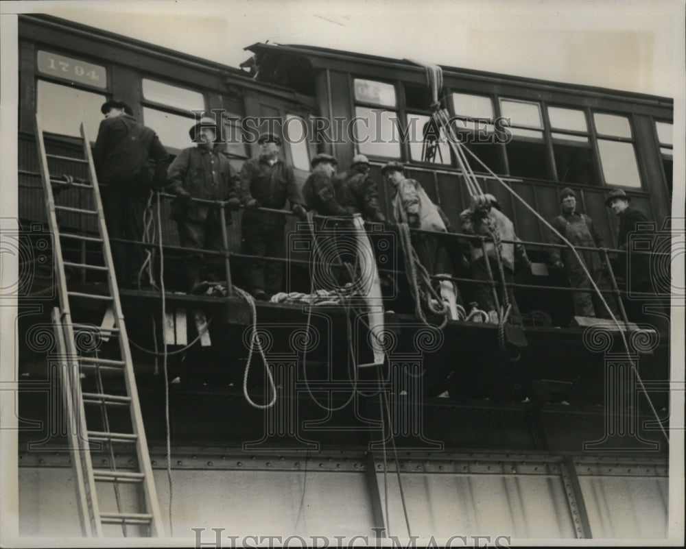 1941 Press Photo Workers try to separate elevated trains after crash in New York - Historic Images