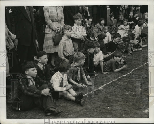 1941 Press Photo Kids watching an Easter Egg rolling contest in Central Park, NY - Historic Images
