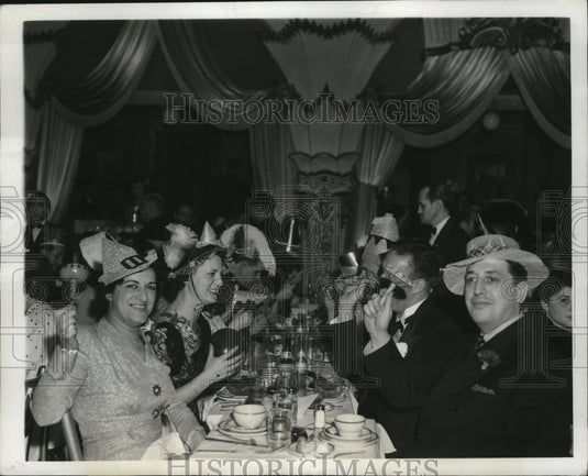 1942 Press Photo New York Group celebrates New Years at Diamond Horse Show - Historic Images