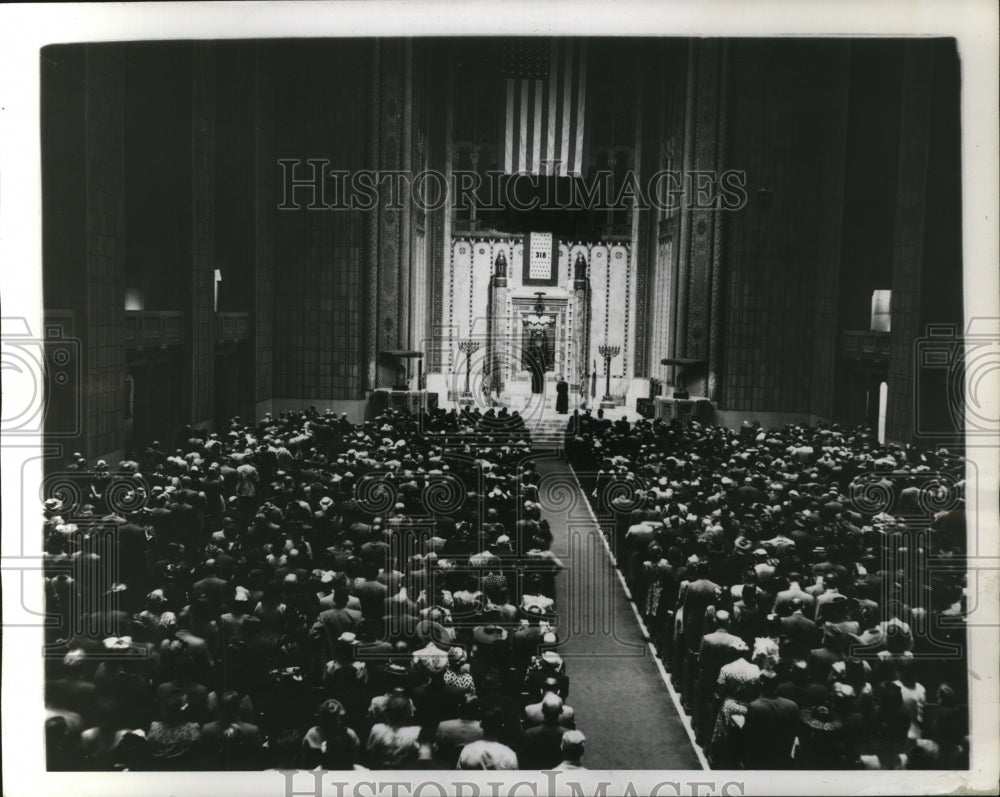 1945 Press Photo New York View of services at Temple Emanu-El - nera07672 - Historic Images