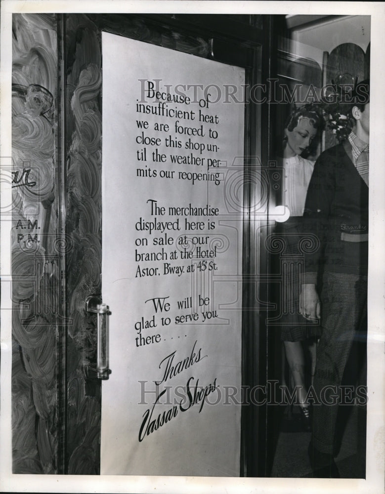 1943 Press Photo Vassar dress shop in New York closes because of fuel shortage - Historic Images