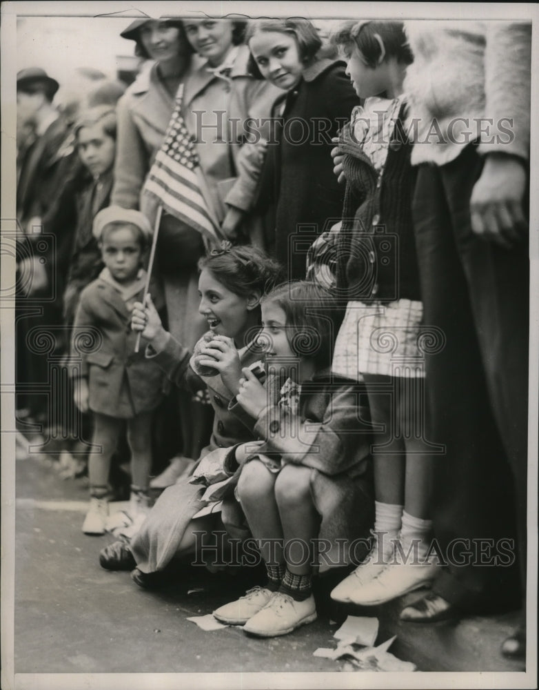 1937 Press Photo New York Children eat while watching American Legion parade - Historic Images