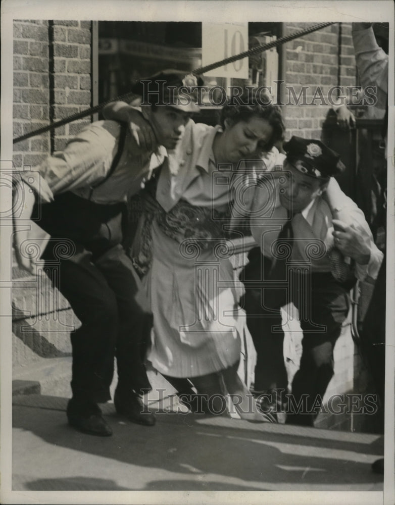 1938 Press Photo New York Policemen help woman to street following subway crash - Historic Images