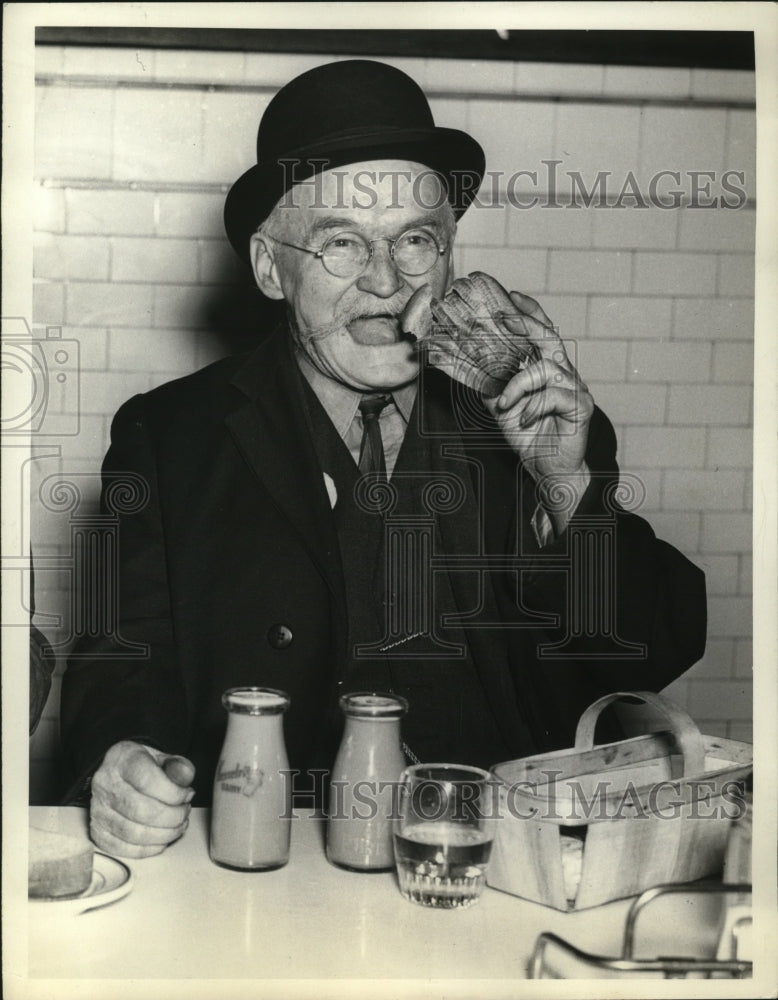 1937 Press Photo Orlando Nelson Potter eats a meal - nera08076 - Historic Images