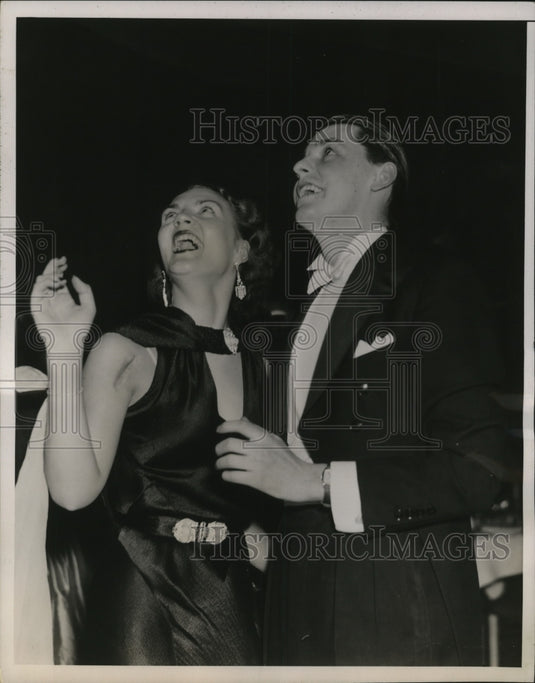 1936 Press Photo Charmion Kineon & William Nichols star gaze while dancing - Historic Images