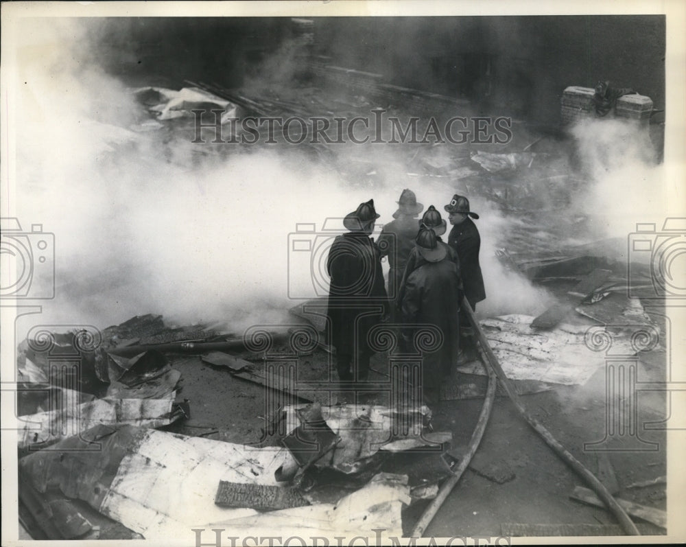 1936 Press Photo New York Firemen on roof of burning building - nera08519 - Historic Images