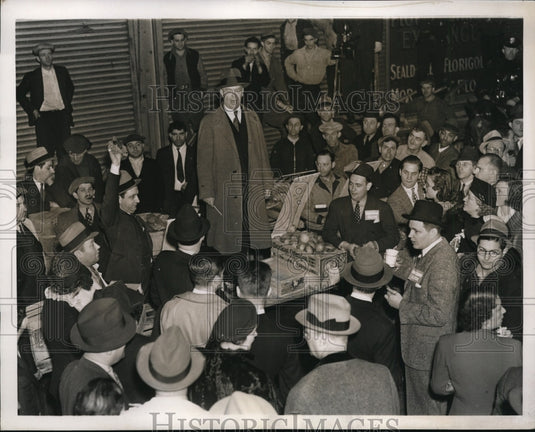 1938 Press Photo New York Fruit and vegetable auction in progress - nera08553 - Historic Images