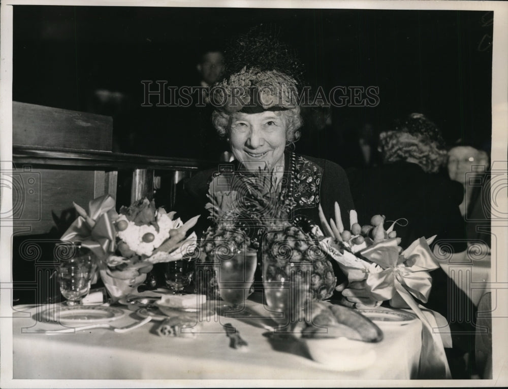 1938 Press Photo New York Mrs Samuel Probasco enjoys breakfast in restaurant-Historic Images