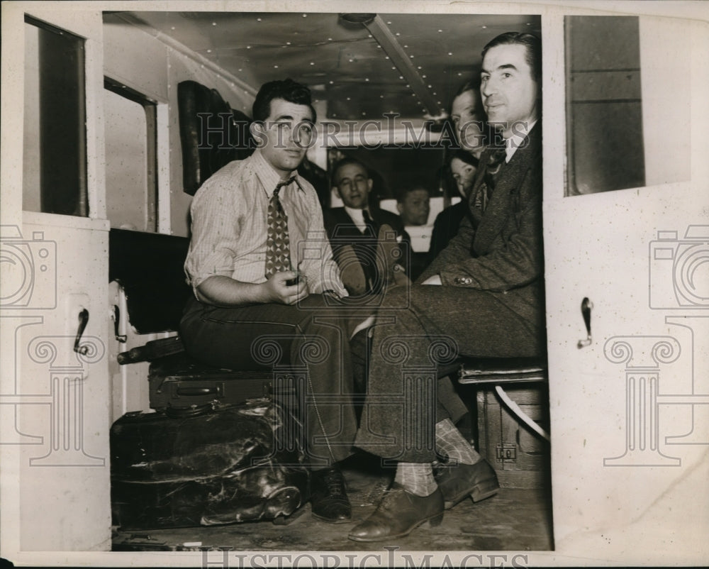 1938 Press Photo New York Injured elevator passengers wait in ambulance - Historic Images