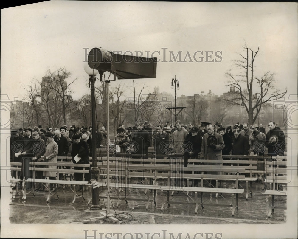 1939 Press Photo New York Crowd prays in Central Park - nera08673-Historic Images