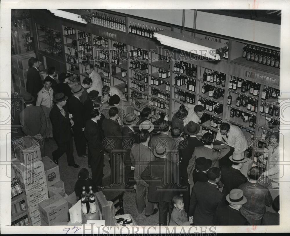 1941 Press Photo New York Shoppers buy liquor before tax goes into effect - Historic Images