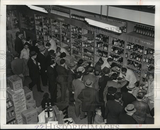 1941 Press Photo New York Shoppers buy liquor before tax goes into effect - Historic Images