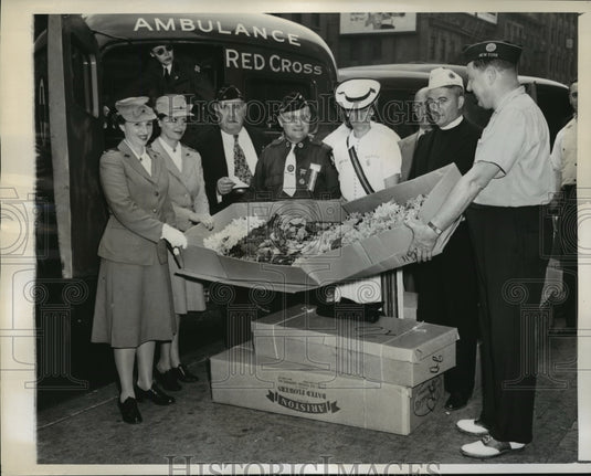 1943 Press Photo New York American Legion sends flowers to veterans - Historic Images