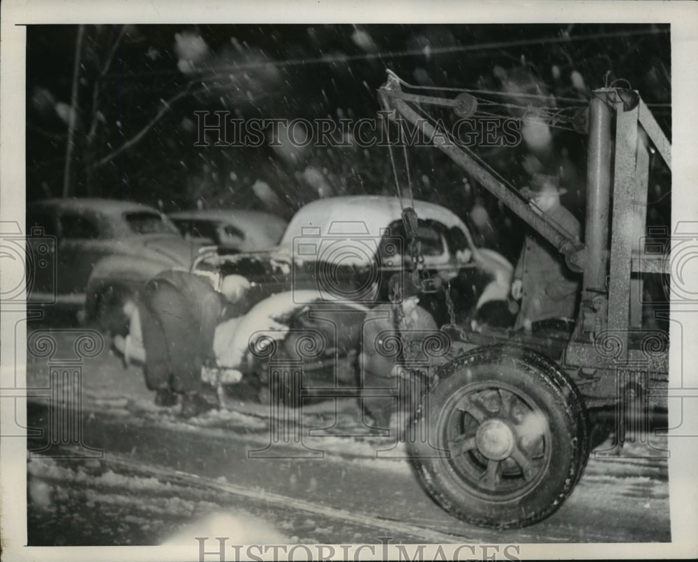 1945 Press Photo Long Island Wrecker clears Jericho Highway after collision - Historic Images