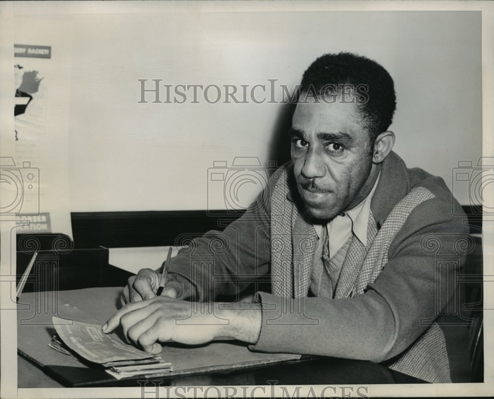 1945 Press Photo New York Arthur Moses held by Secret Service - nera08706 - Historic Images