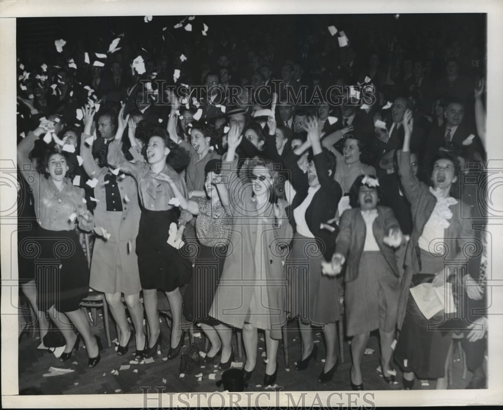 1945 Press Photo New York Western Union employees cheer start of strike - Historic Images