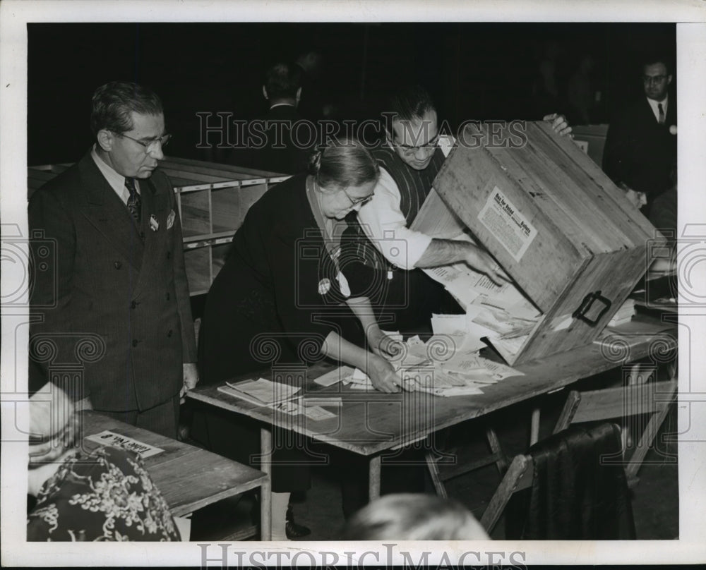 1943 Press Photo New York Clerks remove ballots from boxes - nera08723 - Historic Images